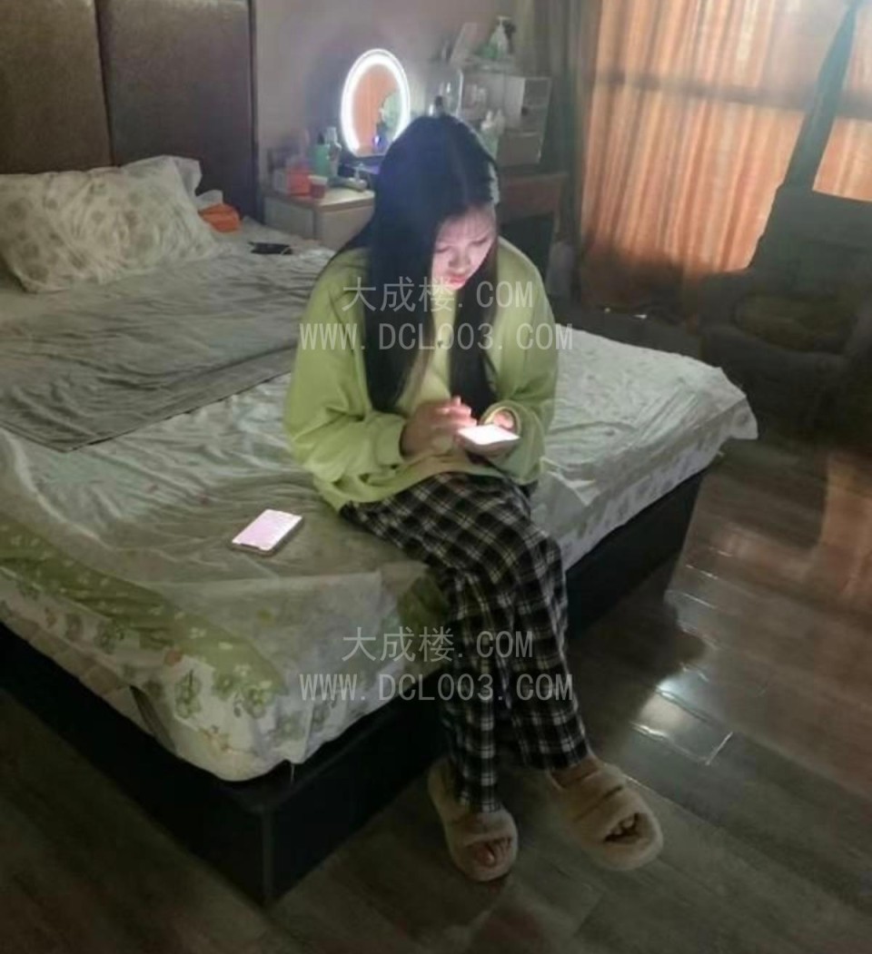 武汉江岸长腿大美嫩妹