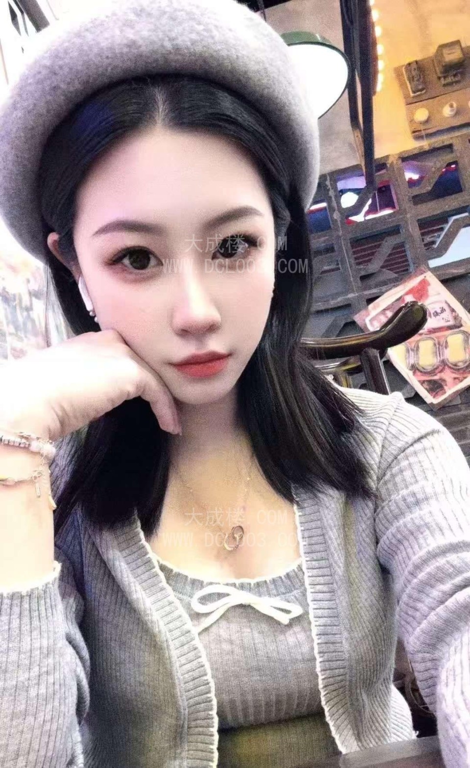 海珠嫩妹莓莓